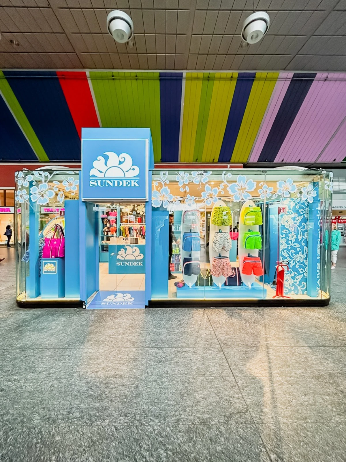 Sundek approda in stazione per celebrare la moda mare!